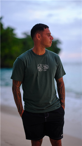 Quiksilver TIKI SS TEE BY KEHU BUTLER, JUNGLE GREEN