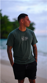 Quiksilver TIKI SS TEE BY KEHU BUTLER, JUNGLE GREEN